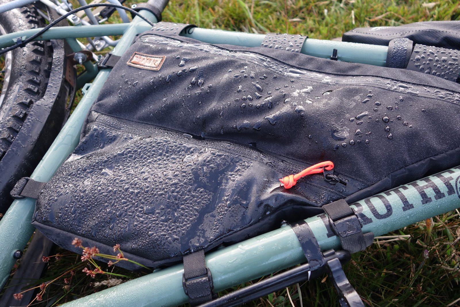 Test : La sacoche Restrap Full Frame Bag voyage à la dure