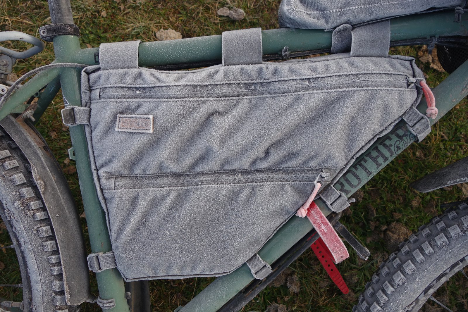 Test : La sacoche Restrap Full Frame Bag voyage à la dure