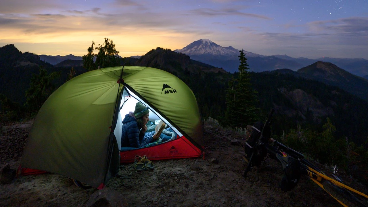 Brèves : une tente pour cyclo-campeurs, des pneus neige, des sacoches de selle qu’on monte au guidon, etc.