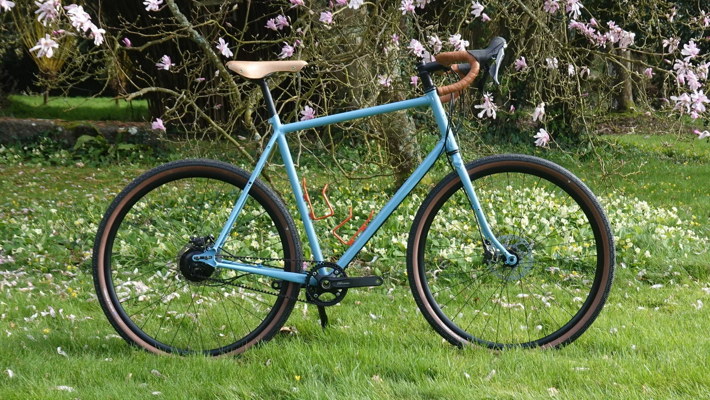 Une randonneuse sur mesure avec intégration Rohloff complète