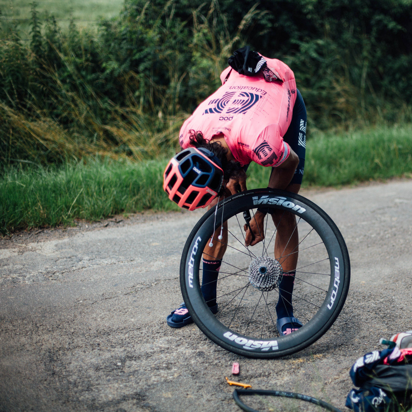 Lachlan Morton répare une crevaison durant son Tour de France alternatif